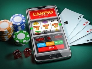 телефон c казино Азино 777, игральные карты и фишки